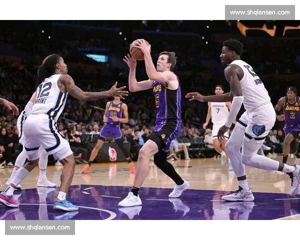 湖人对阵灰熊激战再现防守与进攻博弈焦点球星表现起伏点燃现场气氛