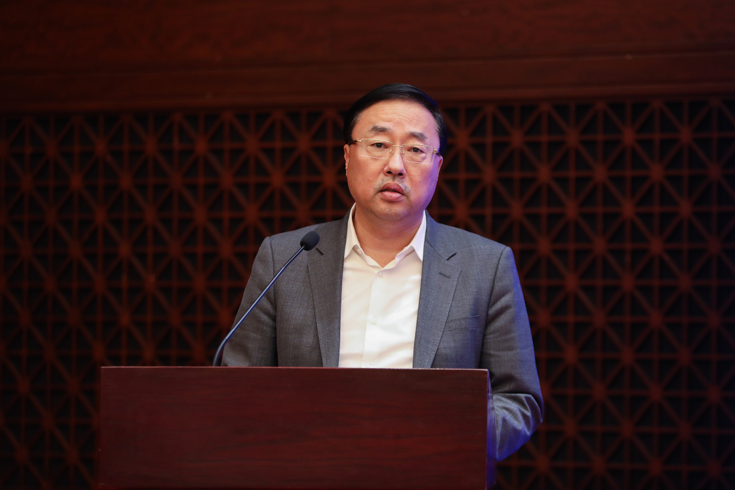 918.com集团作为民企代表在全省做优做强现代构筑业合作互换会上讲话并签署战术合作和谈(图5)