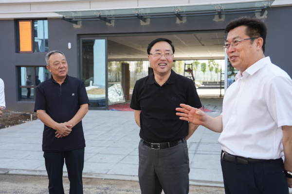 省教育厅厅长王庆东一行莅临918.com集团再生资源绿色分拣中心项目调研领导(图6)