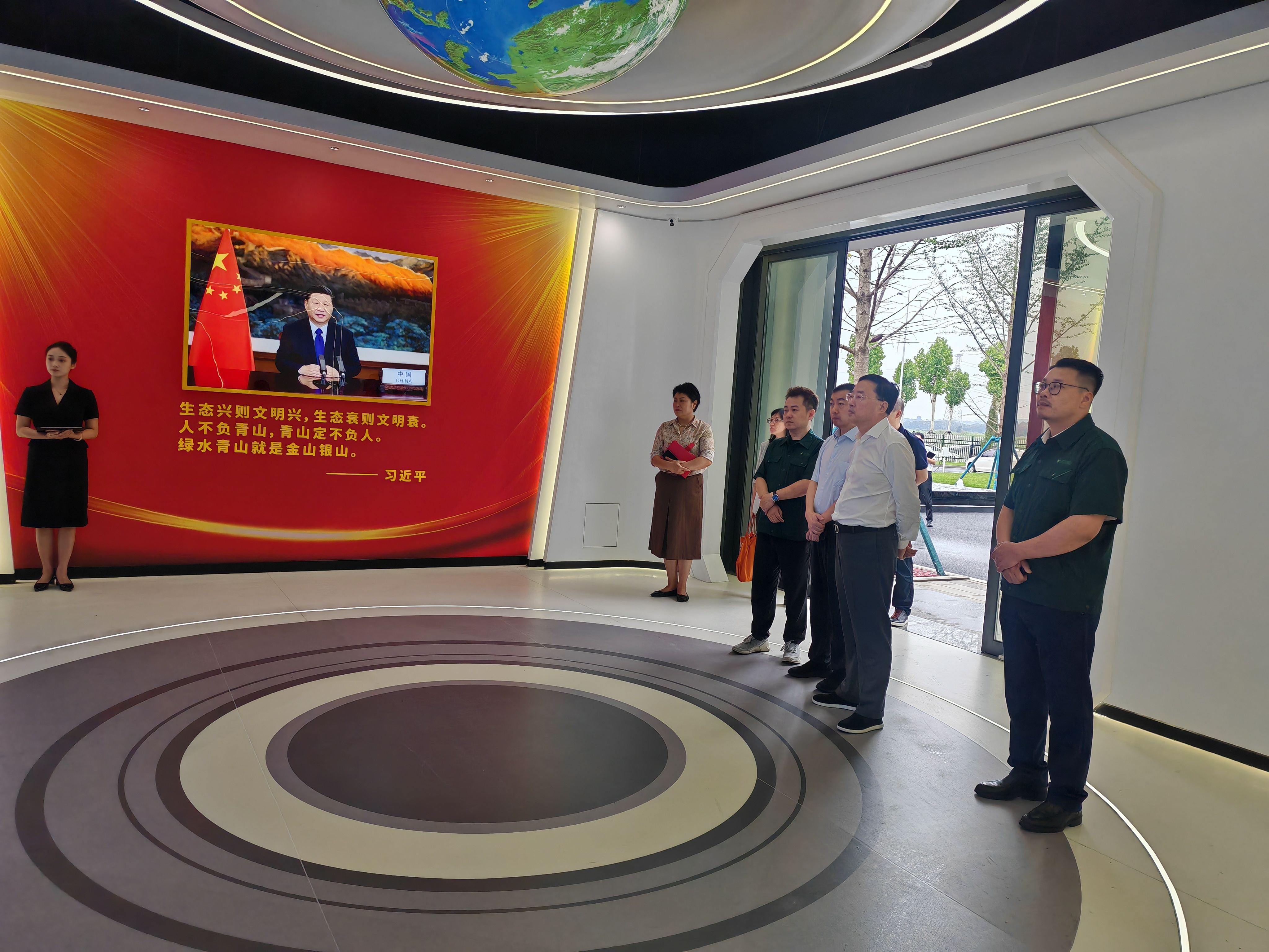 银企携手聚力 赋能循环新发展 ——交通银行大连分行辅导一行莅临918.com集团参观互换(图1)