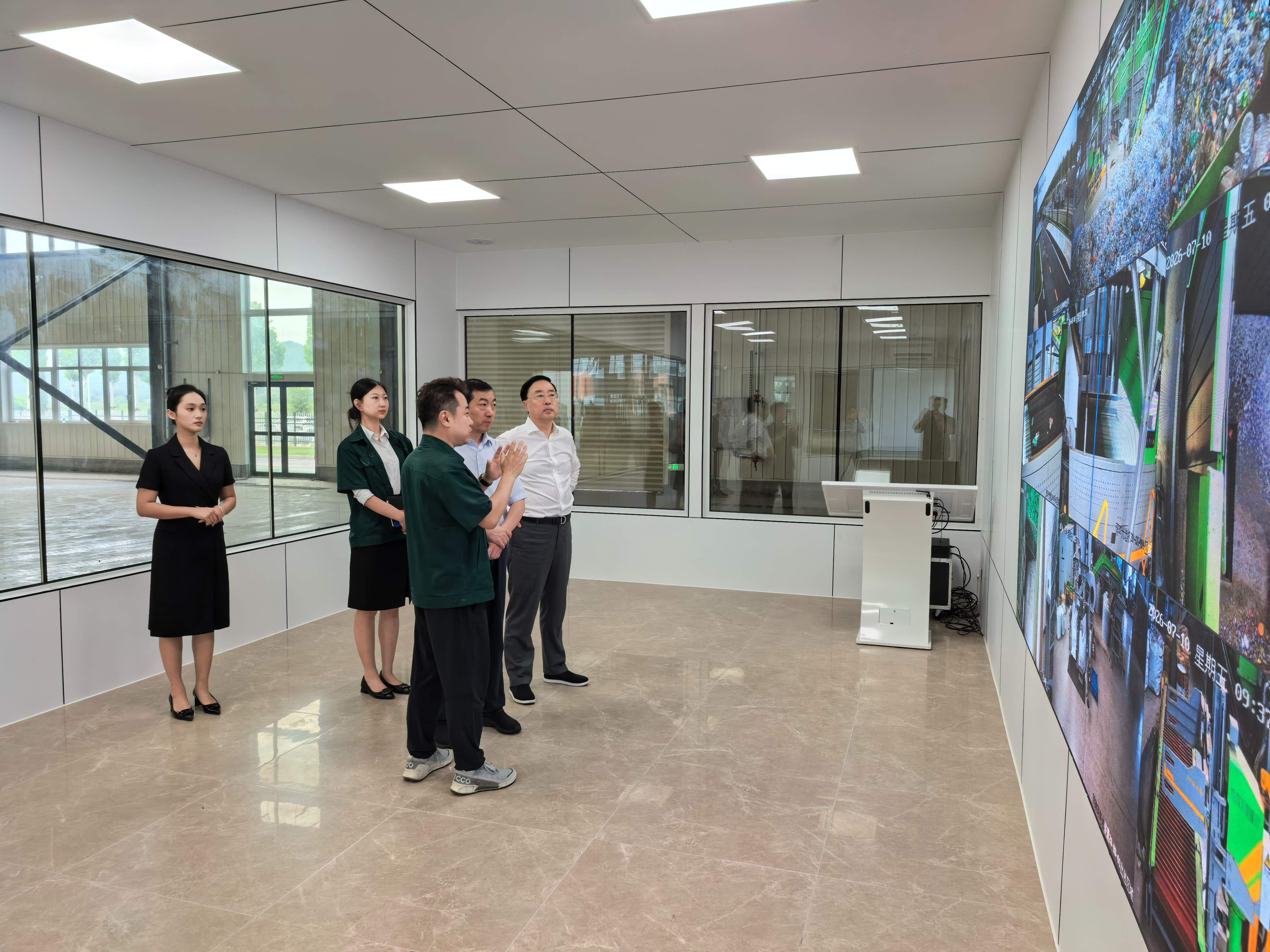 银企携手聚力 赋能循环新发展 ——交通银行大连分行辅导一行莅临918.com集团参观互换(图4)